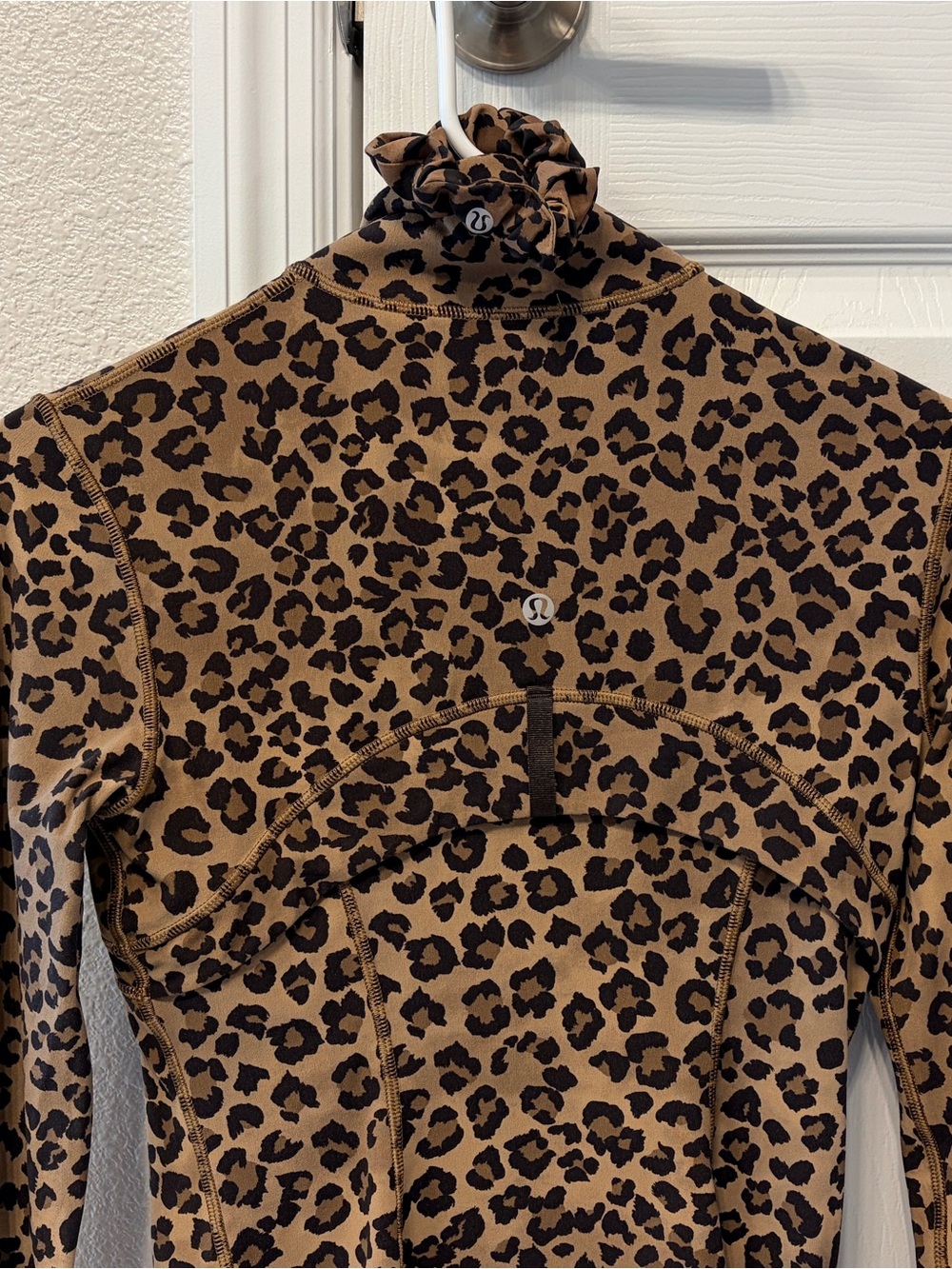Lululemon Cropped Define Jacket 4 Leopard with matching Scrunchie - Picture 7 of 9